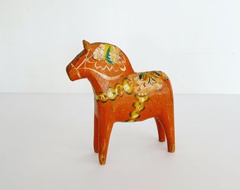 ヴィンテージの手彫りダーラナホース：スウェーデンの民芸装飾品