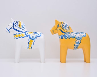 Cheval Dala dans les couleurs du drapeau suédois, disponible en jaune et blanc, sculpté et peint à la main en Suède