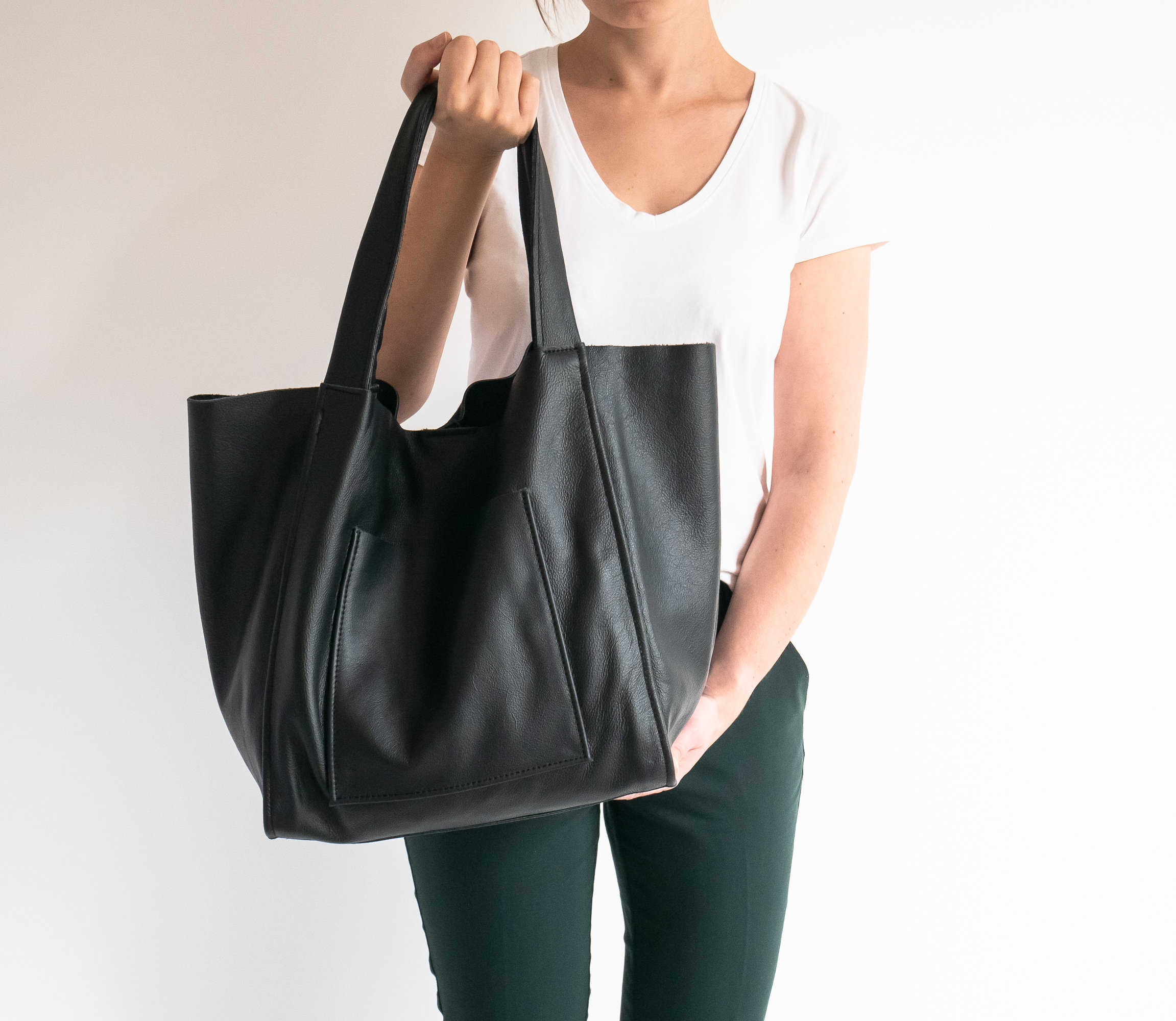 トートバッグ   Woman Tote bags Black AW0AW17390 BDS BLACK LEATHER TOTE Bag, Slouchy Tote Bag, Medium Handbag for