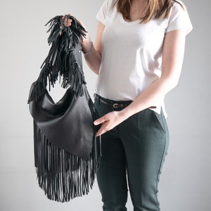 SCHWARZE Crossbody Ledertasche, Ledertasche mit Fransen, schwarze Boho Tasche, Boho Leder Geldbörse, lange Fransen Hippe Tasche, Western Style Geldbörse