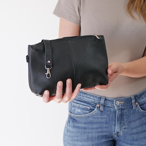 Trousse de toilette en cuir noir, trousse à maquillage noire, organiseur de maquillage minimaliste, accessoire de voyage, petite trousse à fermeture éclair, rangement pour maquillage unisexe