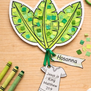 Op de afbeelding: Een printbaar Hosanna-ventilator knutselwerk met een groen bladerontwerp, versierd met groene en gele vierkanten. De ventilator heeft een banner met de tekst "Hosanna" en een shirtvormig label met de tekst "Jesus is King Matthew 21:9".