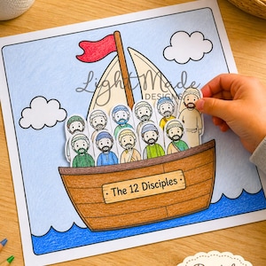 Op de afbeelding: Een printbaar knutselwerk met een boot met 12 discipelen. De boot is bruin met een rode vlag en zeilen. De discipelen zijn papieren uitsparingen met verschillende gekleurde gewaden. De achtergrond is blauw met witte wolken. Tekst luidt "Printable 12 Disciples Craft" en "Digital Download".