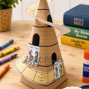 Pode incluir: Um modelo de papel da Torre de Babel, apresentando uma estrutura cónica bege com janelas arqueadas pretas e uma rampa em espiral. O artesanato inclui figuras ilustradas com balões de fala e o texto "The Tower of Babel".
