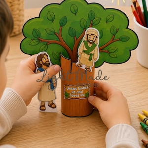 K&ouml;nnte beinhalten: Ein Bastelprojekt f&uuml;r Kinder mit einem Baum mit gr&uuml;nen Bl&auml;ttern und zwei illustrierten Figuren. Der Baumstamm tr&auml;gt den Text "Jesus knows us and loves us". Die Figuren sind in biblischer Kleidung gekleidet. Im Hintergrund ist eine Sonne mit einem Kreuz zu sehen.