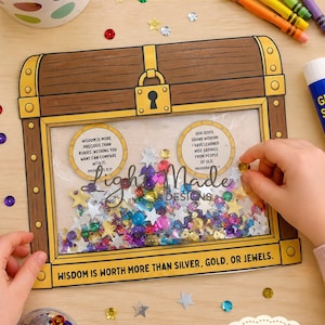 Può includere: Un progetto artigianale con un forziere marrone con una finestra trasparente piena di paillettes colorate e coriandoli a forma di stella. Il testo "Printable Solomons Wisdom Window Chest Craft" è visibile. Il testo "Light Made Designs" è visibile.
