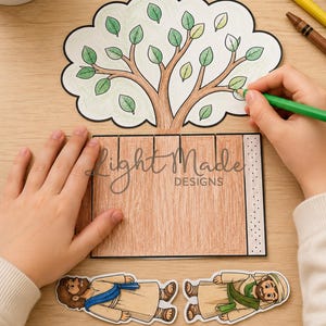 K&ouml;nnte beinhalten: Eine Ausmalaktivit&auml;t mit einem Baum mit gr&uuml;nen Bl&auml;ttern, einem Holzzaun und zwei illustrierten Figuren. Der Text "Light Made Designs" ist auf dem Zaun zu sehen. Eine Hand malt den Baum mit einem gr&uuml;nen Buntstift aus. Der Satz "Jesus knows us and loves us" ist ebenfalls vorhanden.