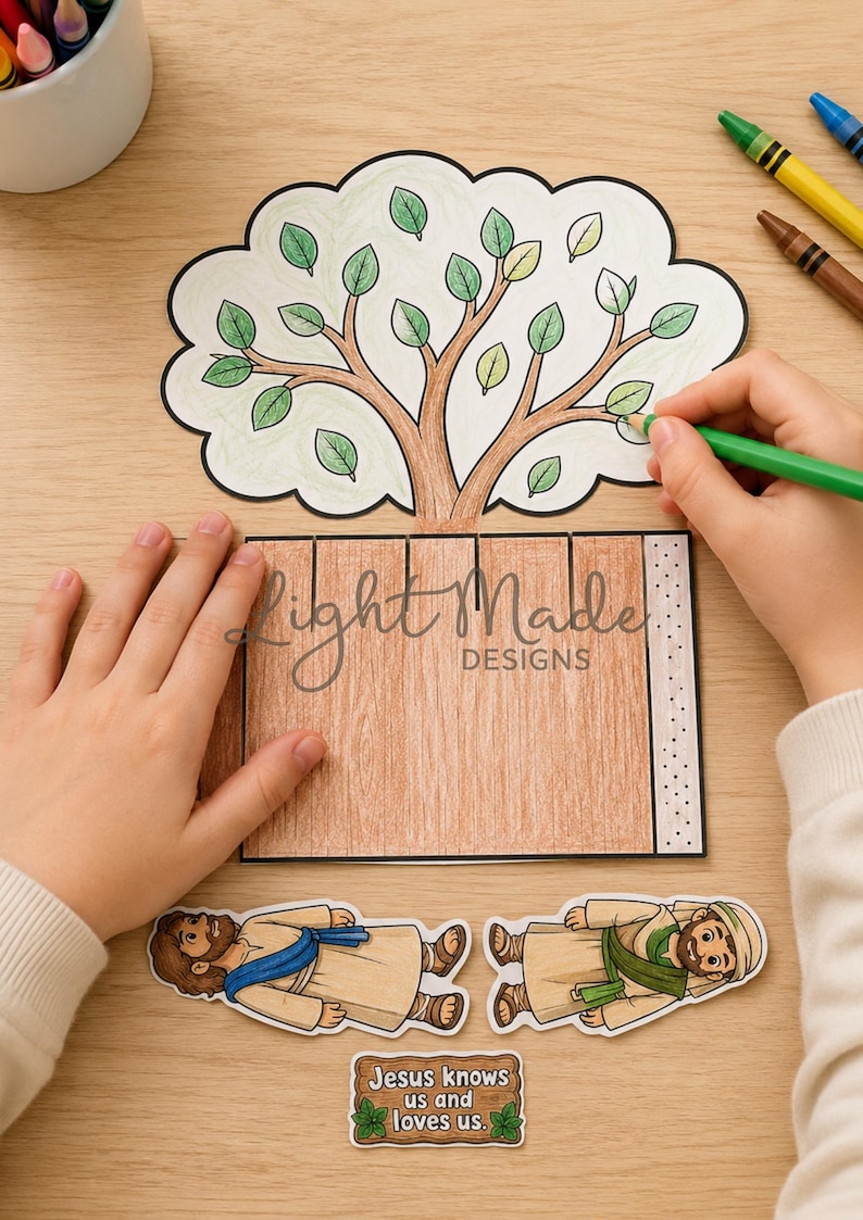 K&ouml;nnte beinhalten: Eine Ausmalaktivit&auml;t mit einem Baum mit gr&uuml;nen Bl&auml;ttern, einem Holzzaun und zwei illustrierten Figuren. Der Text "Light Made Designs" ist auf dem Zaun zu sehen. Eine Hand malt den Baum mit einem gr&uuml;nen Buntstift aus. Der Satz "Jesus knows us and loves us" ist ebenfalls vorhanden.