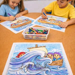 Può includere: Bambini che colorano illustrazioni di una barca sull'acqua, con la scritta "Peace be still". Un cestino di pastelli colorati è sul tavolo. L'immagine mostra anche la scritta "Jesus Loves Me" sul muro.