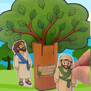 K&ouml;nnte beinhalten: Ein farbenfrohes Papierbastelwerk mit einem Baum mit gr&uuml;nen Bl&auml;ttern und einem braunen Stamm. Zwei Cartoonfiguren von M&auml;nnern in Roben stehen in der N&auml;he des Baumes. Der Text "Jesus knows us and loves us" befindet sich auf dem Baumstamm. Der Hintergrund zeigt einen blauen Himmel und gr&uuml;nes Gras.