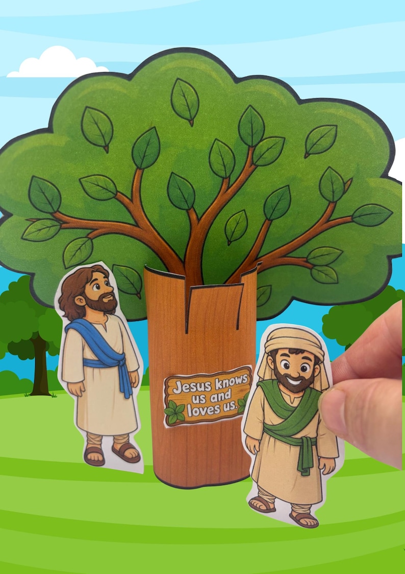 K&ouml;nnte beinhalten: Ein farbenfrohes Papierbastelwerk mit einem Baum mit gr&uuml;nen Bl&auml;ttern und einem braunen Stamm. Zwei Cartoonfiguren von M&auml;nnern in Roben stehen in der N&auml;he des Baumes. Der Text "Jesus knows us and loves us" befindet sich auf dem Baumstamm. Der Hintergrund zeigt einen blauen Himmel und gr&uuml;nes Gras.