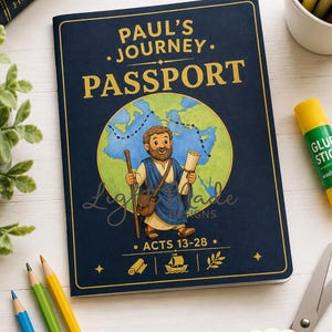 Op de afbeelding: Een donkerblauw printbaar paspoort-knutselboekje getiteld Paul's Journey Passport Acts 13-28. De omslag bevat een cartoonillustratie van een man met een baard, een houten staf en een rol, tegen een kaart met een gestippelde reisroute.