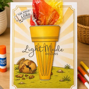 Könnte beinhalten: Ein druckbares Bastelprojekt mit einer gelben Papierfackel mit roten und gelben Seidenpapierflammen. Der Hintergrund zeigt ein grünes Feld, einen zerbrochenen Tontopf und den Text THE SWORD OF THE LORD AND OF GIDEON sowie Light Made DESIGNS.