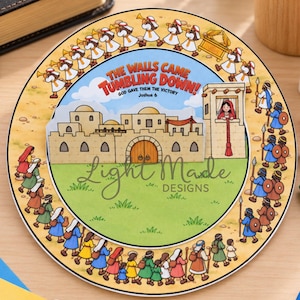Può includere: Un disco di carta rotante con un'illustrazione colorata della storia biblica di Gerico. Il centro mostra una cinta muraria color sabbia con una torre e una corda rossa, mentre il bordo raffigura figure che marciano con trombe e scudi.