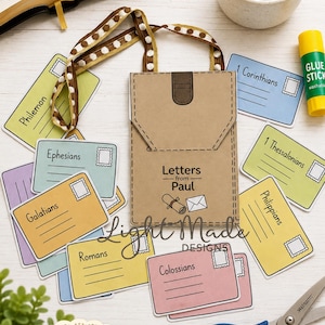 Può includere: Un kit artigianale stampabile che include una borsa di carta color marrone chiaro etichettata Letters from Paul con un cinturino marrone, circondata da buste di carta colorate con nomi di libri biblici come Romani, Galati ed Efesini, colla e forbici.