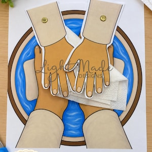 Puede incluir: Una manualidad de papel imprimible que representa a Jesús lavando los pies de un discípulo, con manos ilustradas en mangas beige, una palangana de agua azul y una toalla de papel texturizada sujeta con encuadernadores dorados.