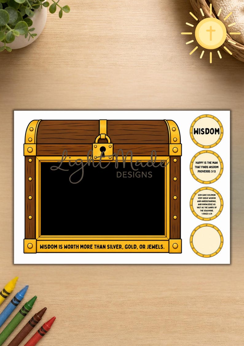 K&ouml;nnte beinhalten: Ein dekorativer Druck mit einem Schatzkistendesign mit dem Text "Weisheit ist mehr wert als Silber, Gold oder Juwelen." Zus&auml;tzliche kreisf&ouml;rmige Designs mit Text &uuml;ber Weisheit sind enthalten. Das Design ist in Braun und Gold gehalten.