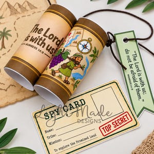 Puede incluir: Un kit de manualidades imprimible que incluye dos tubos de papel cilíndricos con ilustraciones de una persona, uvas y una brújula, junto con una tarjeta de espía rectangular etiquetada como TOP SECRET y una etiqueta verde con el texto The Lord is with us.
