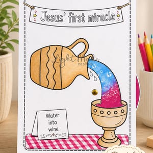 Puede incluir: Una manualidad imprimible que presenta un dibujo de una jarra vertiendo agua en un cáliz, transformándose en vino. El texto "Jesus' first miracle" está encima de la jarra, y "Water into wine" debajo. También está presente el texto "Digital Download".
