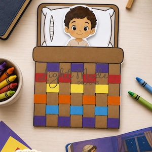 Op de afbeelding: Een papieren knutselproject met een cartoonjongen met bruin haar die in een bed met een wit kussen ligt. De bedsprei is gemaakt van gevlochten bruine papieren stroken afgewisseld met rode, gele, oranje, blauwe en paarse papieren vierkantjes.
