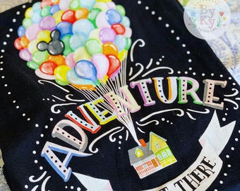 Maglietta unisex a maniche corte in jersey Up Movie 'Adventure is Out There'