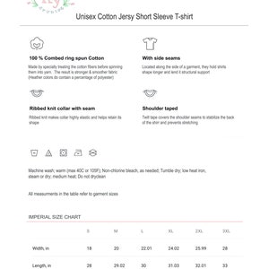 Pu&ograve; includere: T-shirt unisex a maniche corte realizzata in 100% cotone pettinato ring spun. La tabella delle taglie mostra le misure in pollici per larghezza, lunghezza e lunghezza della manica. La t-shirt presenta un colletto a costine con cucitura, cuciture sulle spalle nastrate e cuciture laterali.