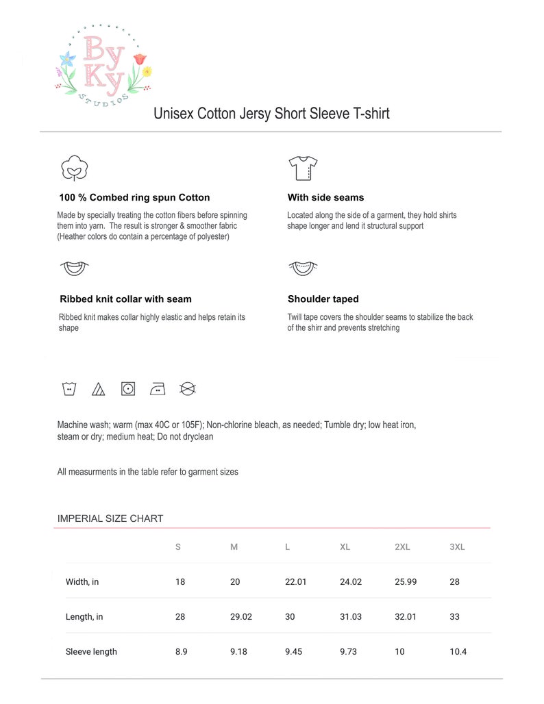 Pu&ograve; includere: T-shirt unisex a maniche corte realizzata in 100% cotone pettinato ring spun. La tabella delle taglie mostra le misure in pollici per larghezza, lunghezza e lunghezza della manica. La t-shirt presenta un colletto a costine con cucitura, cuciture sulle spalle nastrate e cuciture laterali.