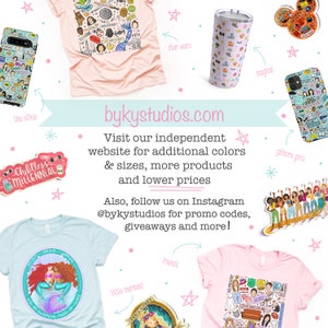 Pu&ograve; includere: Una collezione di t-shirt, custodie per telefono e bicchieri colorati con personaggi popolari di serie televisive e film. I design includono personaggi di The Office, Gilmore Girls, Friends e Star Wars. Il testo sull'immagine dice "bykystudios.com" e "Visita il nostro sito web indipendente per colori e dimensioni aggiuntive, pi&ugrave; prodotti e prezzi pi&ugrave; bassi. Seguici anche su Instagram @bykystudios per codici promozionali, omaggi e altro ancora!"