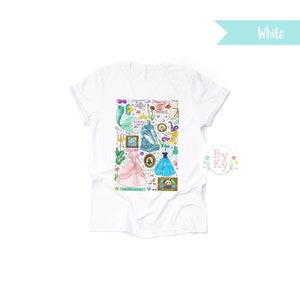 Pu&ograve; includere: Maglietta bianca con una stampa grafica colorata di vari personaggi e oggetti di principesse e sirene Disney. La grafica include Ariel, Cenerentola e Ursula. Il testo sulla grafica include "Part of Your World", "Happily Ever After" e "The Sea, The Sea".