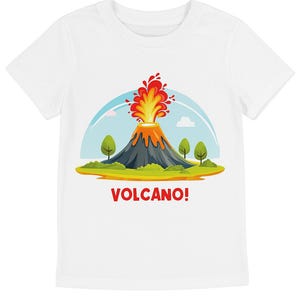 Può includere: T-shirt bianca con un vulcano dei cartoni animati in eruzione con lava arancione e rossa. Il vulcano è ambientato su un cielo blu con tre alberi verdi e la scritta "VOLCANO!" in rosso.