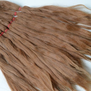 Suri Alpaca: Pelo de muñeca peinado, color leonado medio 20 cm