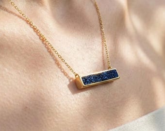 Collar de cuarzo drusa azul, colgante de barra de plata de ley chapado en oro, regalo de joyería con gema azul brillante