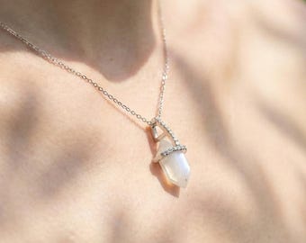 Collar con colgante de media luna de piedra lunar, colgante celestial de plata de ley 925 con circonita cúbica, delicado regalo de piedra natal de junio para ella.