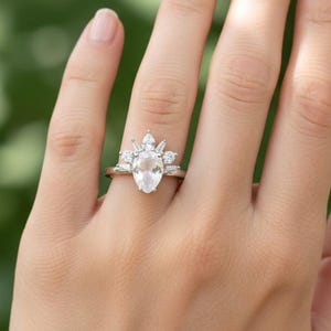 Anillo con halo de piedra lunar en forma de pera, anillo de plata de ley 925 con gema estilo corona, regalo de piedra natal de junio imagen 2