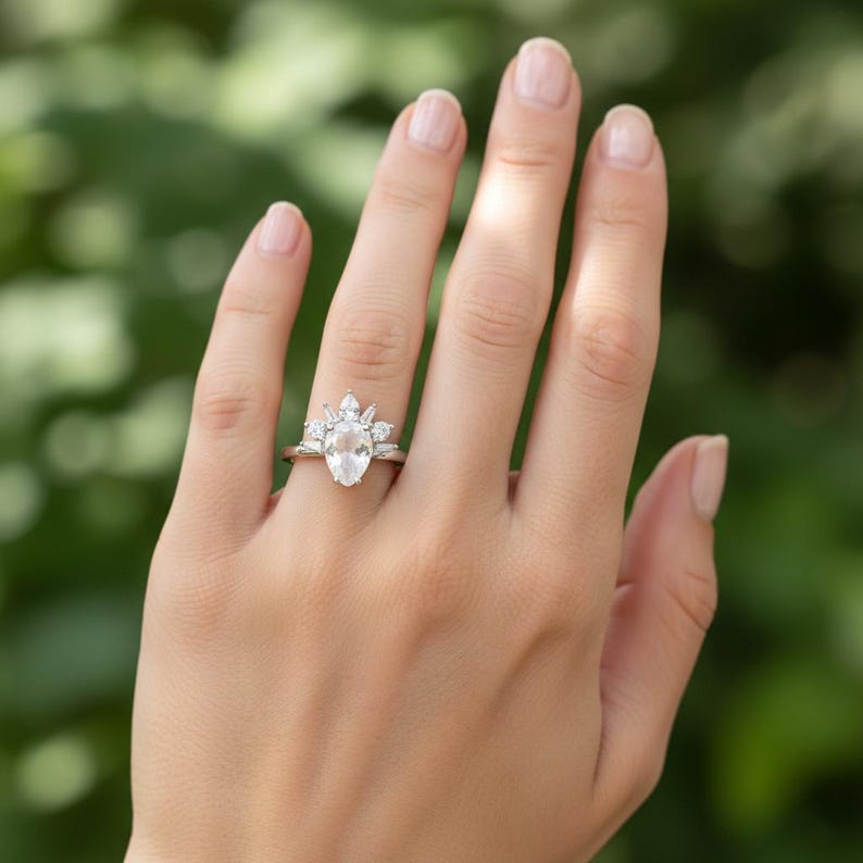Anillo con halo de piedra lunar en forma de pera, anillo de plata de ley 925 con gema estilo corona, regalo de piedra natal de junio imagen 2