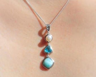 Collar de larimar con varias piedras en plata de ley 925: colgante lineal de perla, topacio azul y larimar, elegante joyería con inspiración oceánica.