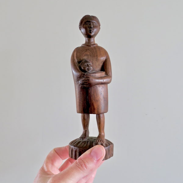 Beeldje moeder en kind Malagassische school in donker hout jaren 1950, populaire kunst van Madagaskar, beeldje en bois foncé Mère et Enfant