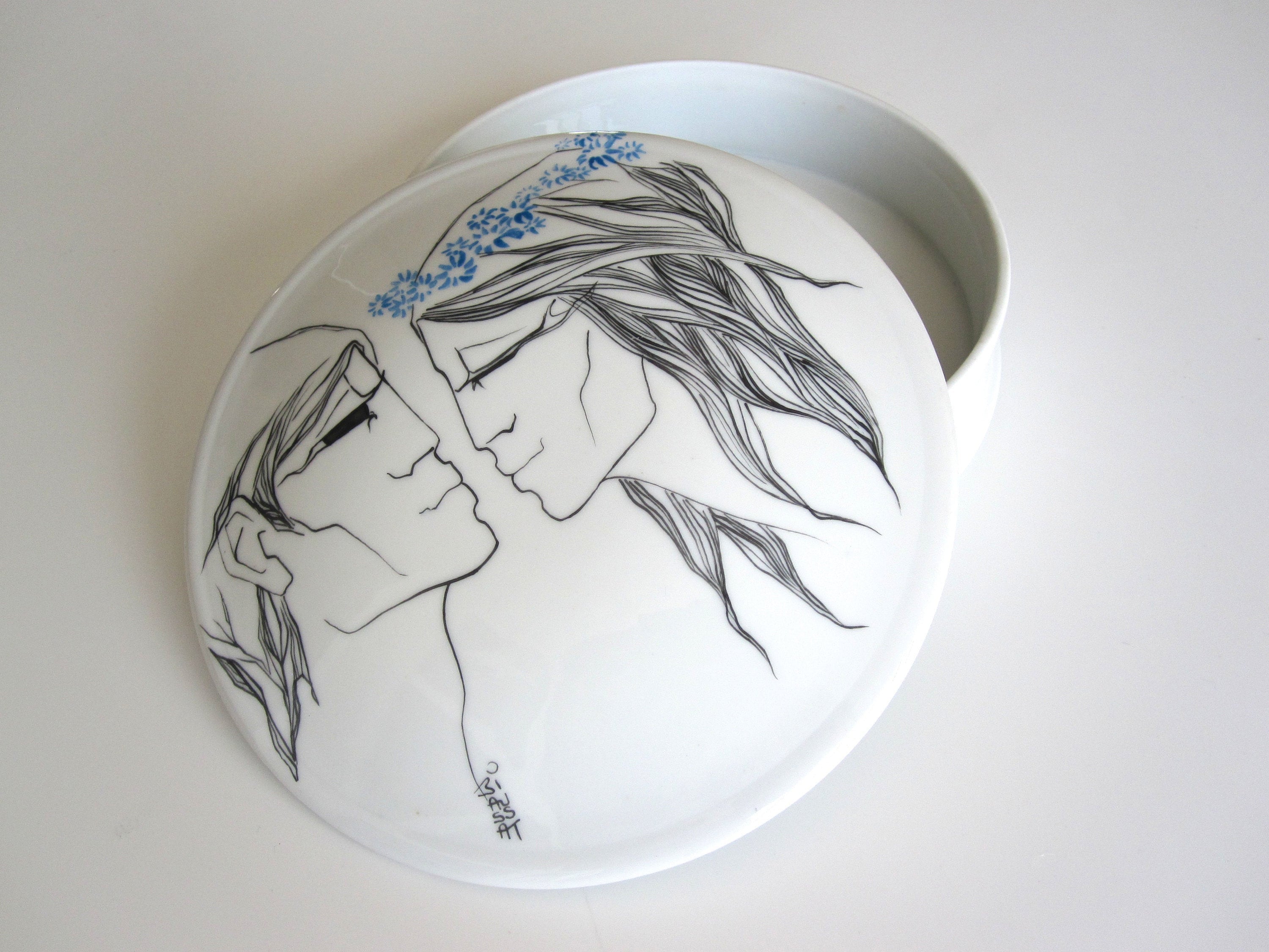 Raymond Biaussat Grande Boite Ronde en Porcelaine Signée Décorée d'un Couple 1970