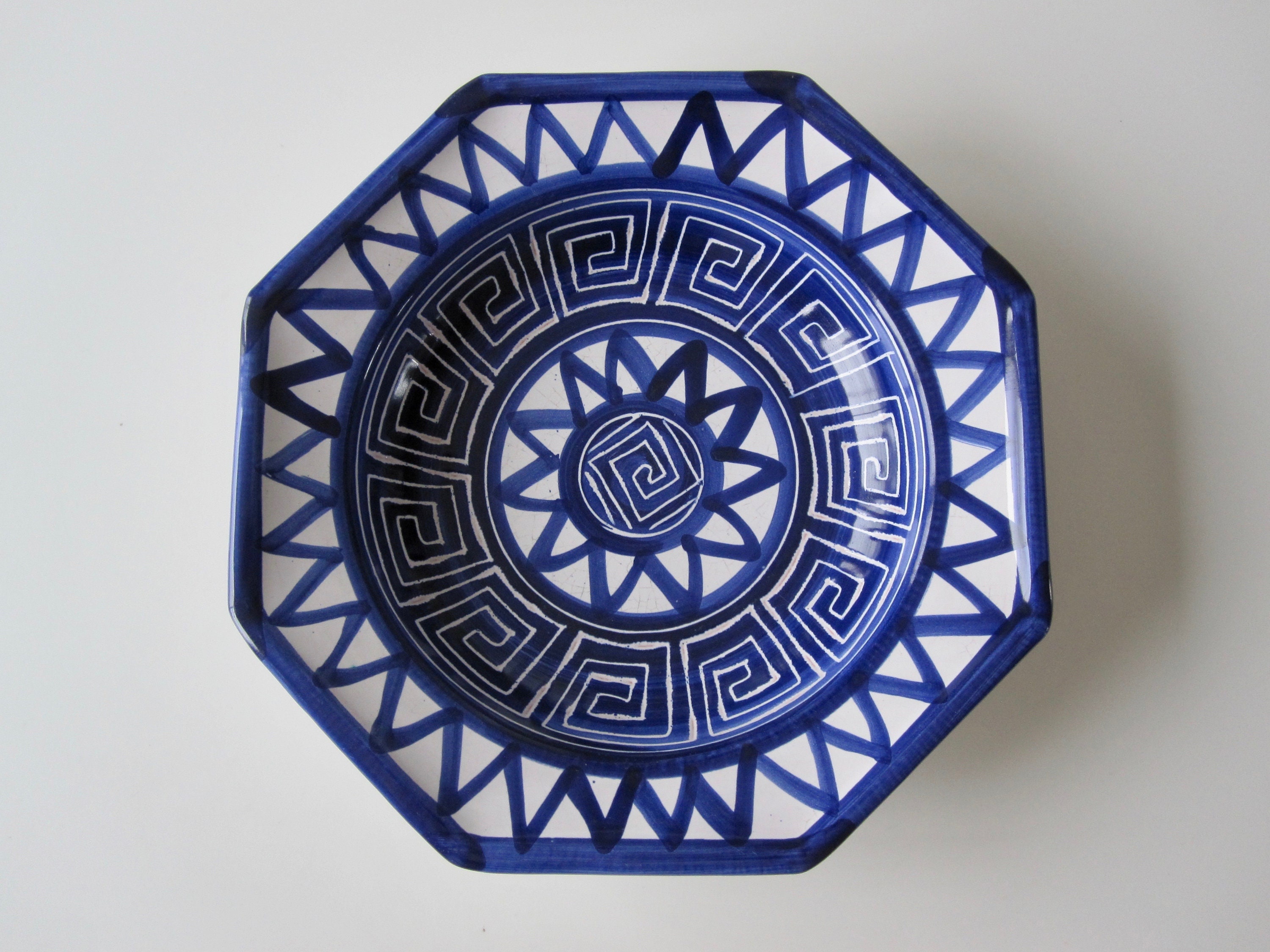 Robert Picault Belle Assiette en Creux Céramique Bleue Motifs Étrusques, Géométriques 1960 Vallauris