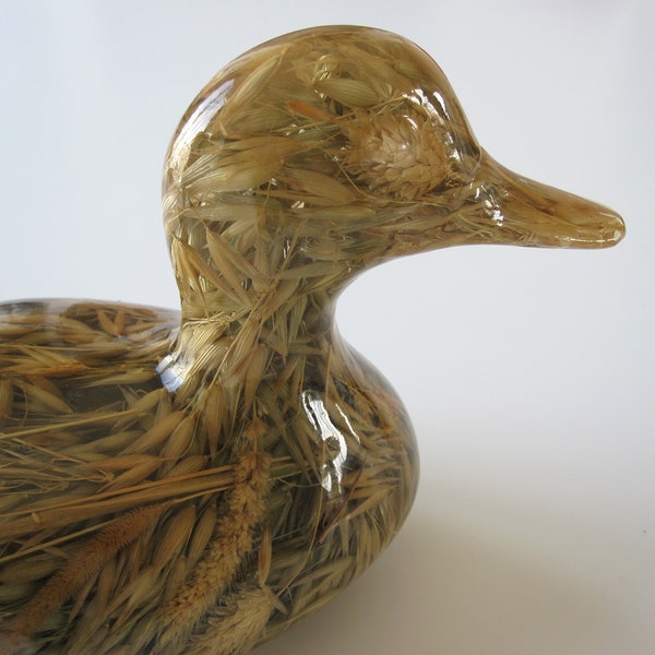 Riccardo MARZI resin duck with wheat inclusions Pierre GIRAUDON Style 1980s ITALY, Canard résine avec inclusions d'épi de blé, Déco chic