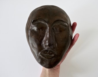 Studio Pottery Head sculpture looking like a mask 1970s France, Sculpture d'atelier représentant une Tête d'homme rappelant un masque