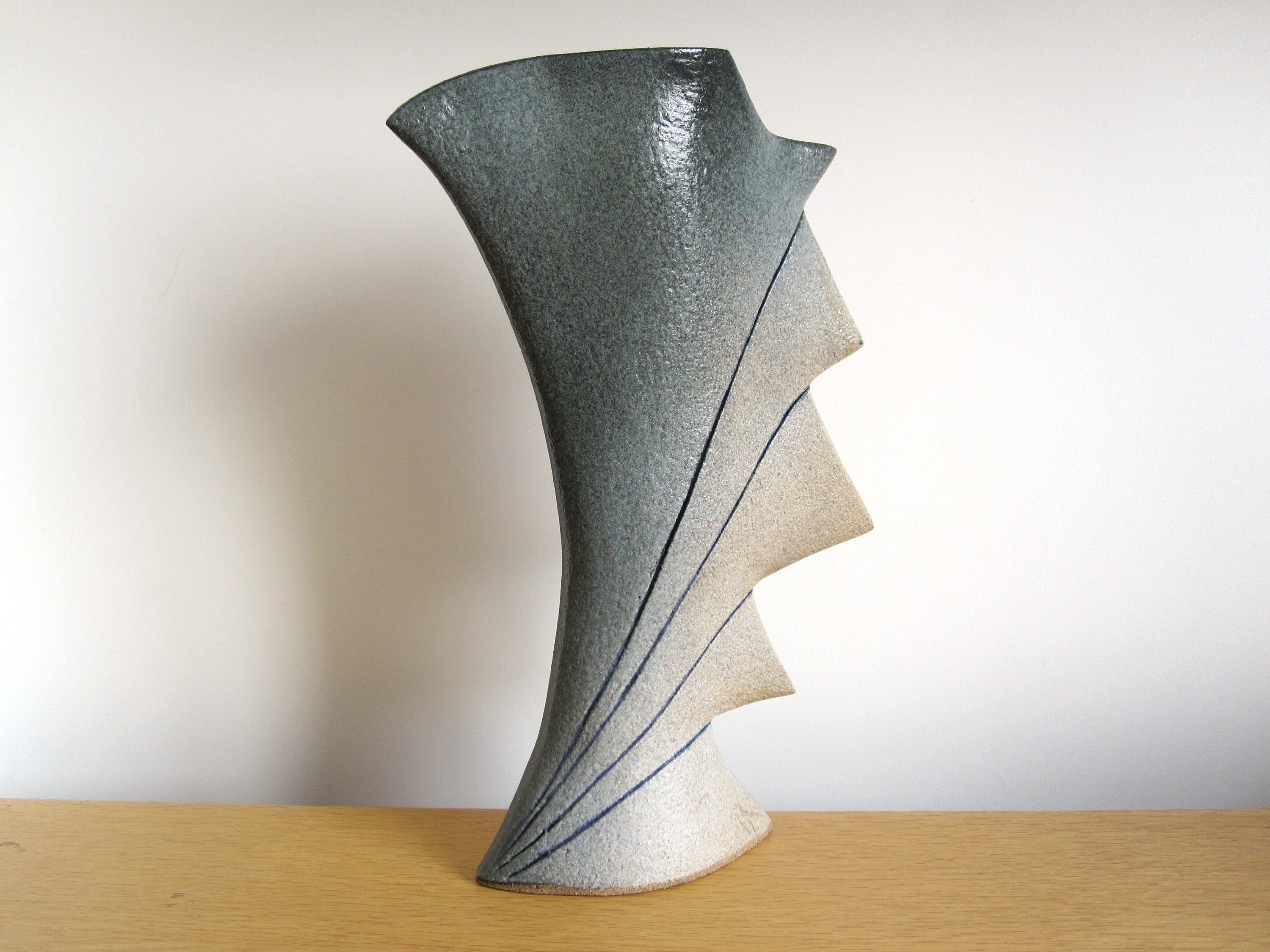 Vase Brutaliste Forme Libre Des Années 60. Signature à Identifier