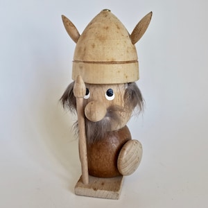 Wooden Viking figure with fur hair 1960s Hand Made in Denmark, Figurine danoise de Viking en bois et fourrure era Bojesen