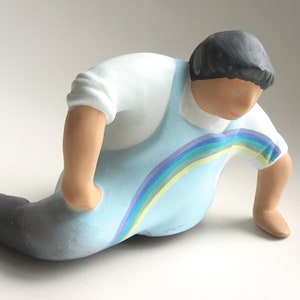 AQUILONE ręcznie malowana i podpisana rzeźba „Tęczowy człowiek” 1985 Włochy, Statua Homme Arc en ciel Signée L'Aquilone Années 80