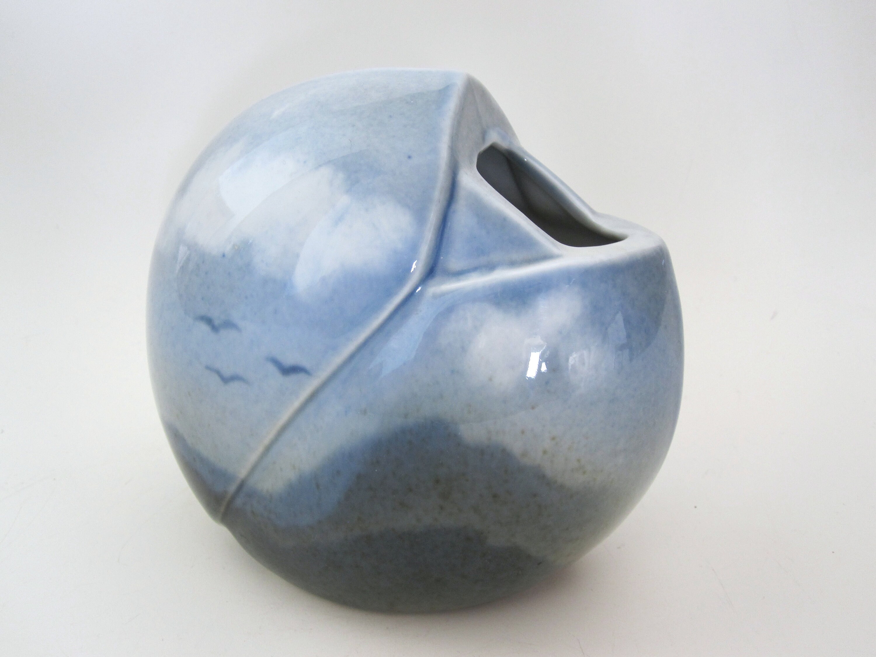 Virebent Porcelaine Par Charles de Bertry Vase Décor Poétique Oiseaux 1970S 1980S