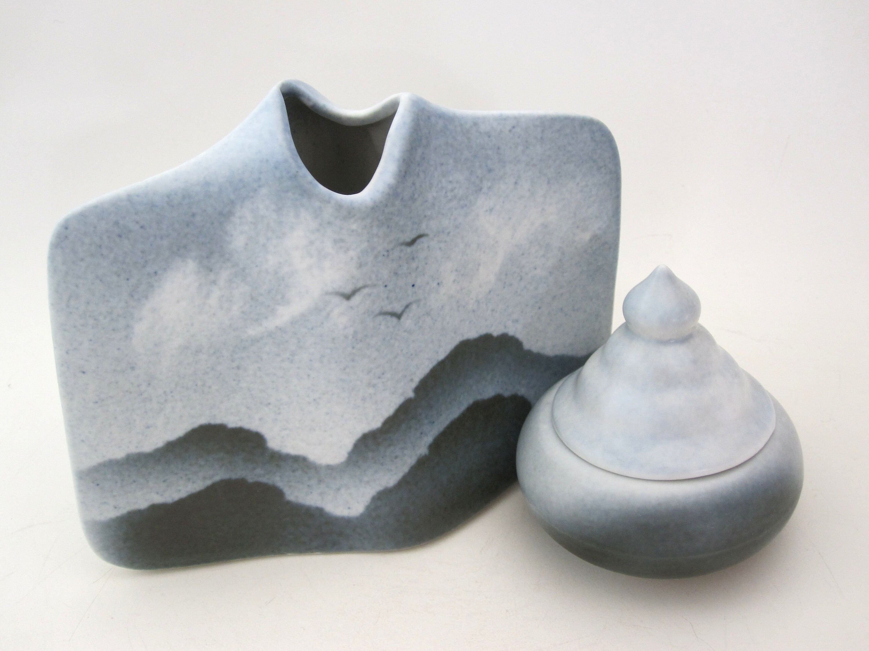 Vase Virebent en Porcelaine Mat Décor Charles de Bertry 1970-80 France