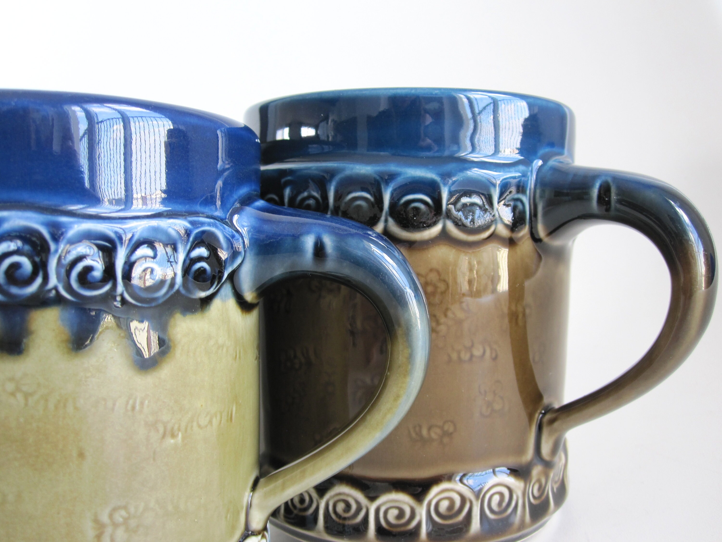 Bjørn Wiinblad Paire de Mugs Rustiques Rosenthal Studio-Linie. Série Brotzeit