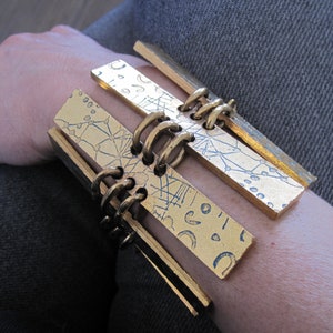 BICHE DE BERE Gold tone modernist etched bracelet signed & numbered 1990 France, Bracelet doré avec impression Edition limitée Biche De Bère
