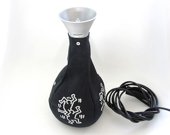 KEITH HARING peervormige lamp "The Estate Of Keith Haring" onder licentie van MMI 1990s, Lampe à poser noire et blanche Keith Haring des années 90