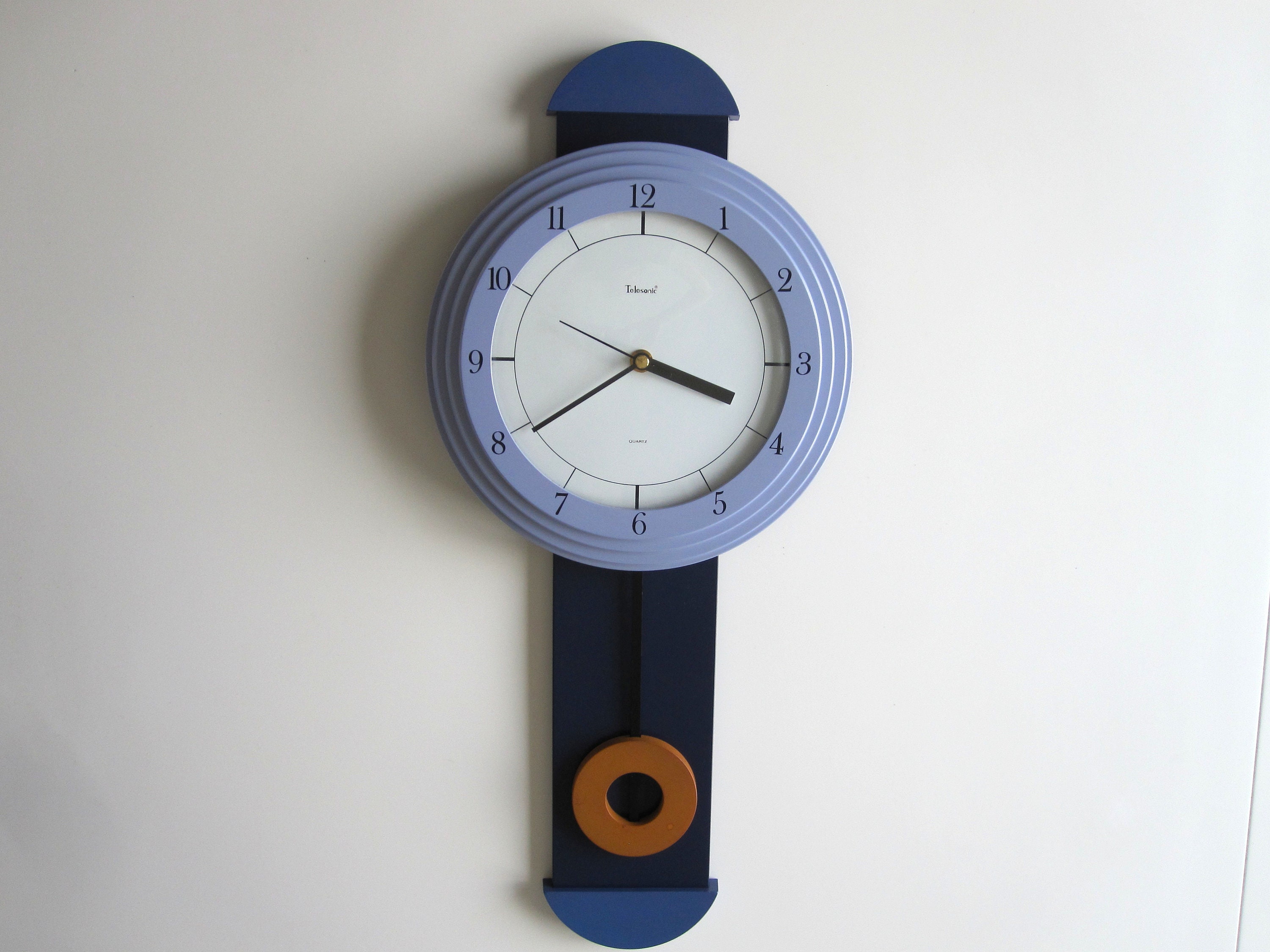 Memphis Style Horloge Murale à Balancier Telesonic Bleue, Lilas et Moutarde, Années 80